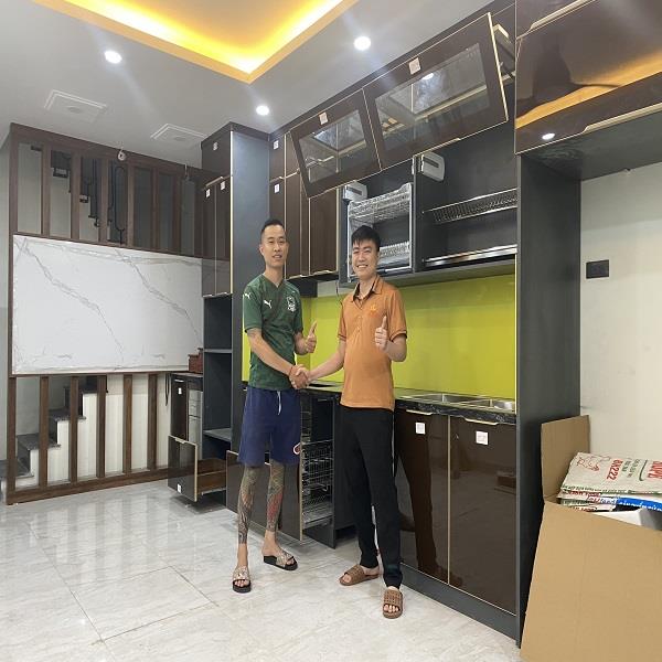 Mẫu tủ bếp inox cánh kính chữ I thi công tại nhà anh Cường, Hoàng Mai