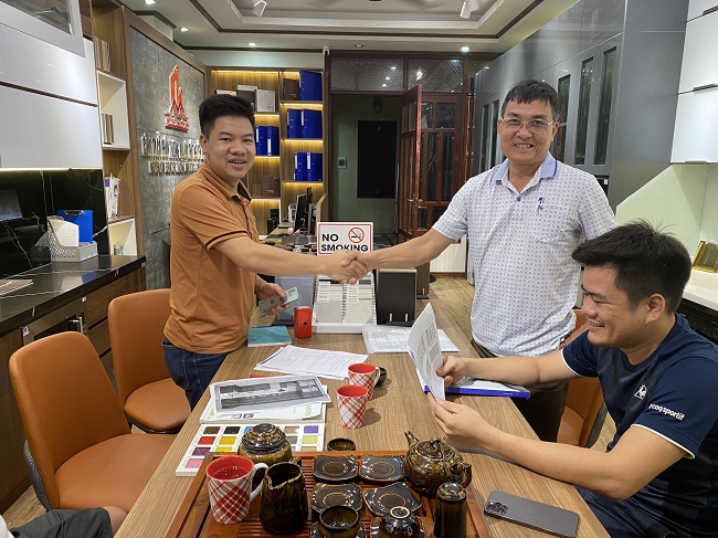 Chú Hồng, Văn Quán, Hà Đông ra trực tiếp Showroom ký hợp đồng thi công tủ bếp gỗ Gõ đỏ