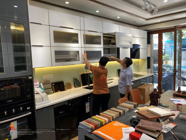 Chú Hùng, Trần Bình, Cầu Giấy đến trực tiếp Showroom ký hợp đồng thi công tủ bếp thùng inox cánh acrylic bóng gương.