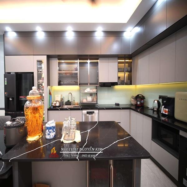 Đá thạch anh đen tia sét cho tủ bếp sơn inchem nhà chú Đức, Trung Văn