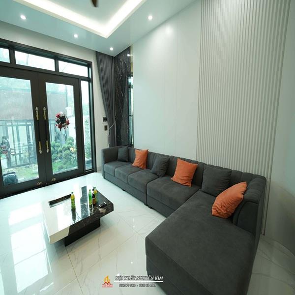 Sofa nhỉ chữ L cho phòng khách nhà phố gia đình anh Phong, Kinh Môn
