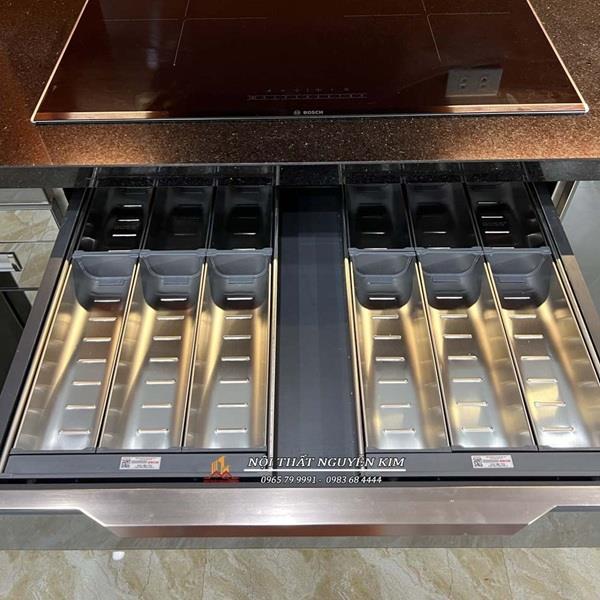 Khay chia thìa dĩa Boss cho tủ bếp inox cánh kính nhà anh Duy, Ba Đình