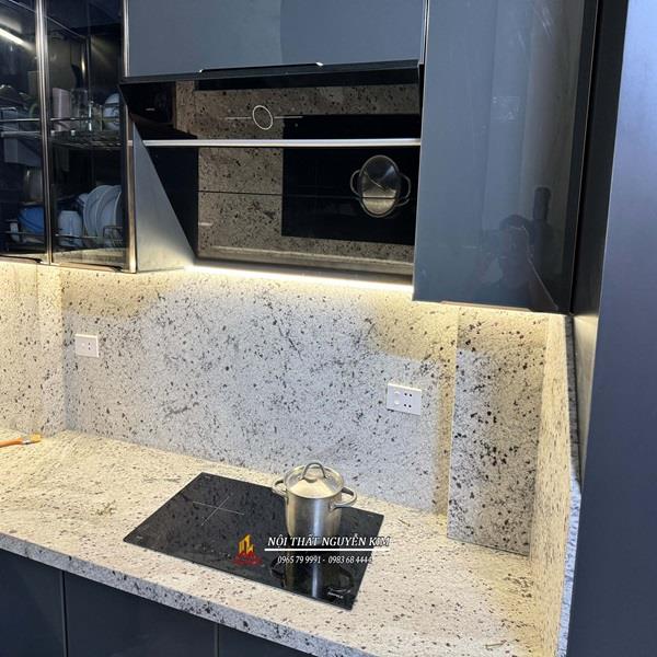 Đá bàn bếp Granite trắng chấm bi đen nhà anh Cương, Cầu Giấy