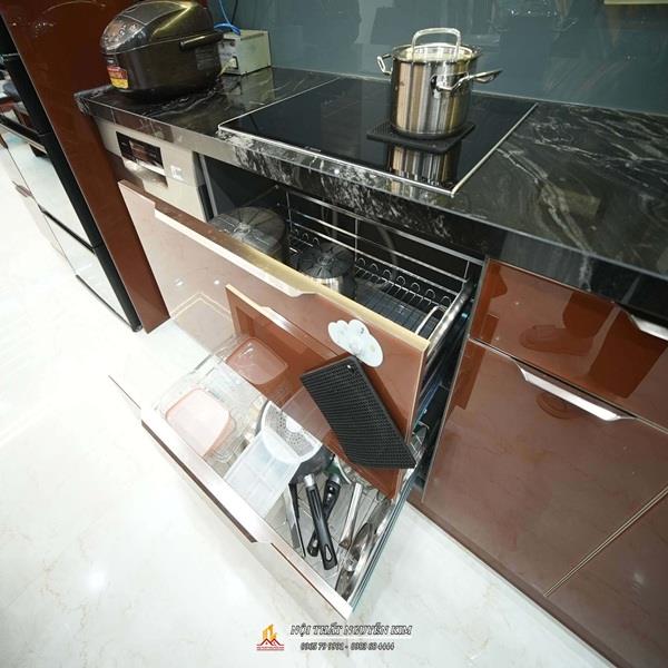 Giá xoong nồi Hafele cho tủ bếp inox cánh kính nhà chị Diệp, Trần Quốc Hoàn