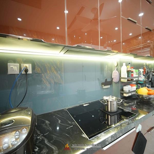 Kính ốp bếp màu xanh xám nhạt cho tủ bếp inox nhà chị Diệp, Trần Quốc Hoàn