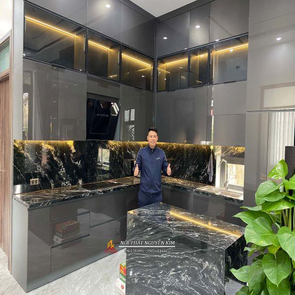 Bàn giao tủ bếp nhựa acrylic chữ L có đảo bếp nhà anh Hùng, Kinh Môn, Hải Dương