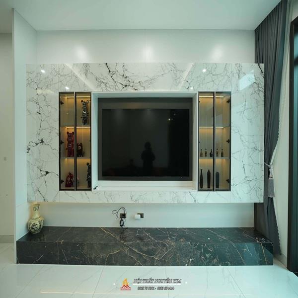 Phòng khách nhà phố hiện đại gỗ MDF kết hợp cánh kính nhà anh Phong, Kinh Môn