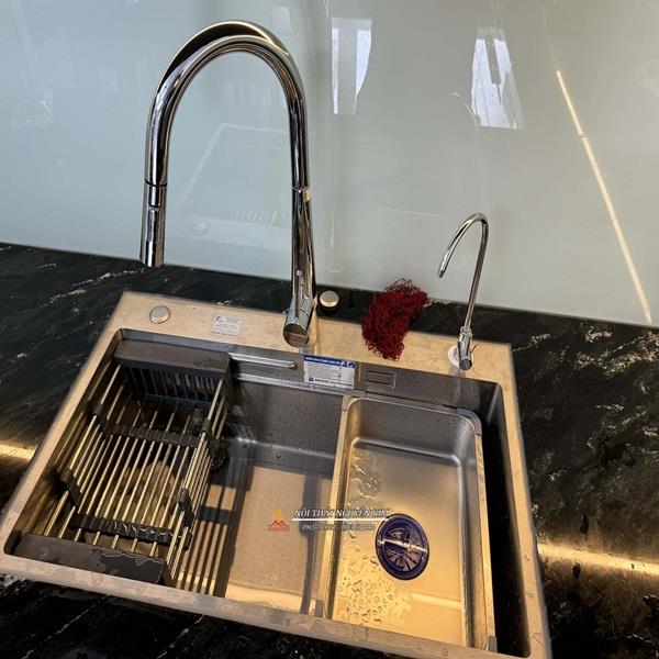 Vòi rửa bát Roslerer 168 nóng lạnh nhà chị Hoài, Mê Linh