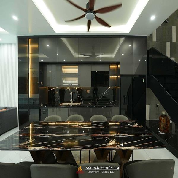 Bàn giao tủ bếp nhựa acrylic chữ i kịch trần 3,1m nhà anh Phong, Kinh Môn